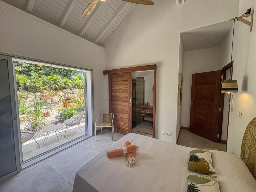 29.Location villa piscine Saint François Guadeloupe_Chambre 2 vue jardin